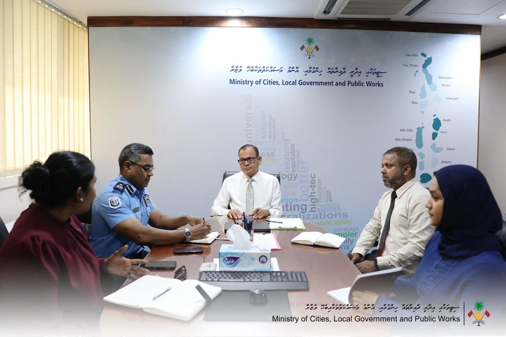 photo for މޯލްޑިވްސް ޕޮލިސް ސާވިސްއާއެކު ވަޒީރު އާދަމް ޝަރީފު ޢުމަރު ބޭއްވެވި ބައްދަލުވުމުގެ ތެރެއިން.